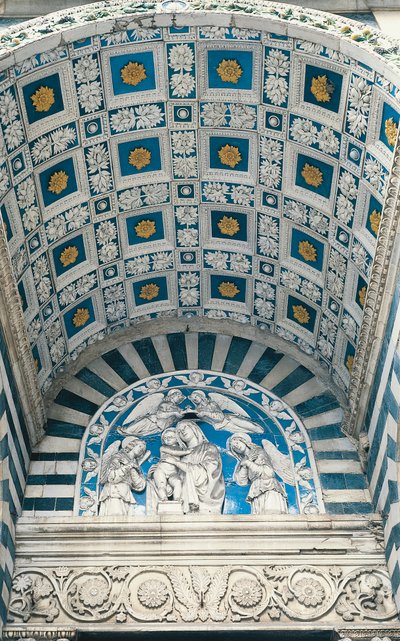 Zentrale Gewölbe des Portikus mit blauer Kassettendecke und vergoldeten Rosetten und Lünette darüber mit glasiertem Tonrelief von Madonna und Kind von Andrea Della Robbia