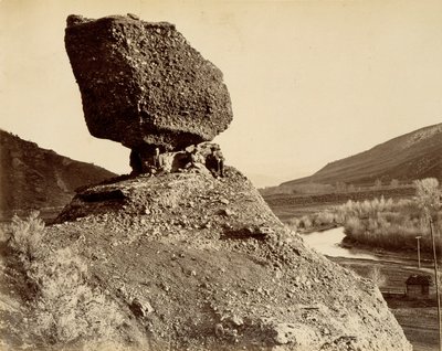 Sphinx des Tals, aus Der große Westen illustriert in einer Serie von fotografischen Ansichten quer über den Kontinent entlang der Linie der Union Pacific Railroad West von Omaha, Nebraska von A.J. Russell, Band I von Andrew Joseph Russell