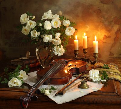 Kerzenlicht-Rosen und Violine von Andrey Morozov