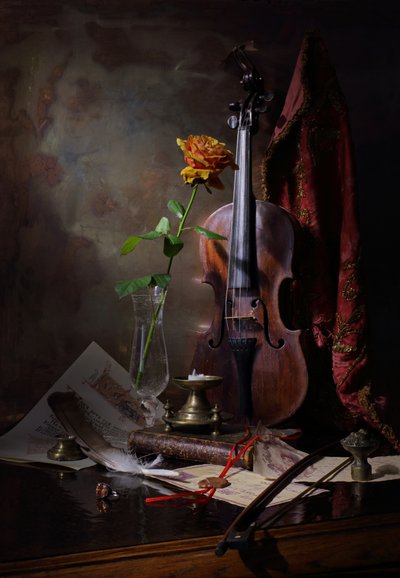 Vintage Violine und Rose von Andrey Morozov