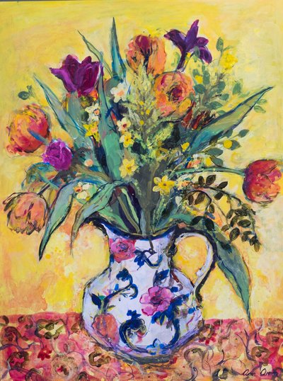 Krug mit Frühlingsblumen auf gelbem Grund von Ann Oram