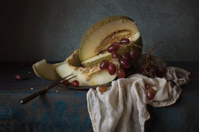Dunkles Früchte-Stillleben von Anna Petina