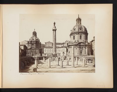 Ansicht des Trajansforums in Rom, mit der Trajanssäule und den Kirchen Santissimo Nome di Maria und Santa Maria di Loreto, Italien von Anonymous