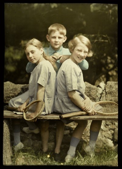 Porträt von zwei Mädchen mit Tennisschlägern und einem Jungen mit Tennisball von Anonymous