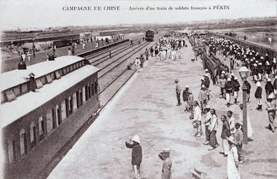 Ankunft eines französischen Soldatenzugs in Peking während der China-Kampagne. Fotografie um 1900-1901 - Private Sammlung von Anonymous Anonymous