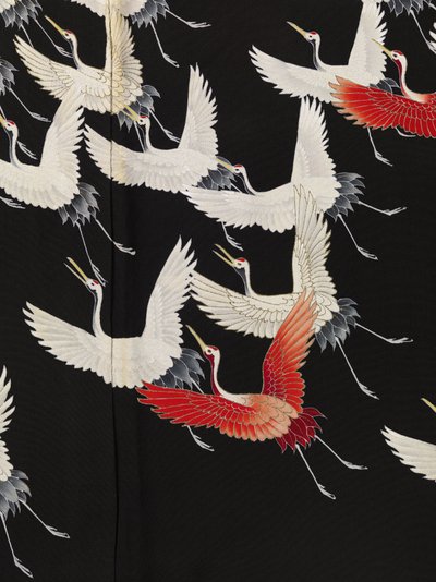 Detail eines Kimonos mit einer Vielzahl fliegender Kraniche von Anonymous Anonymous