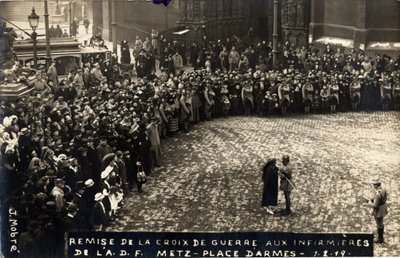 Erster Weltkrieg 1914-1918: Verleihung des Kriegskreuzes an Krankenschwestern der ADF in Metz, Place d