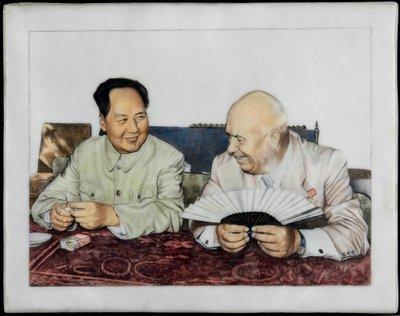 Nikita Chruschtschow und Mao Zedong - Anonym. Porzellan, Überglasurdekoration, frühe 1960er Jahre von Anonymous Anonymous
