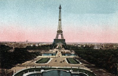 Paris: Blick auf die Trocadero-Gärten mit dem Eiffelturm und der Brücke von Iena über die Seine. Fotografie von 1920 im „Artistic Album“ der Stadt Paris. Private Sammlung. von Anonymous Anonymous