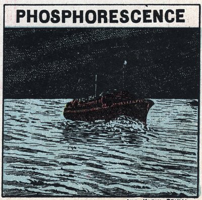 Phosphoreszenz: Die Spur eines Bootes hinterlässt nachts ein Lichtzeichen, wenn es durch eine Bank von phosphoreszierenden Tieren namens Infusorien „Noctiluques“ fährt. Anonyme Illustration von 1925. Private Sammlung. von Anonymous Anonymous