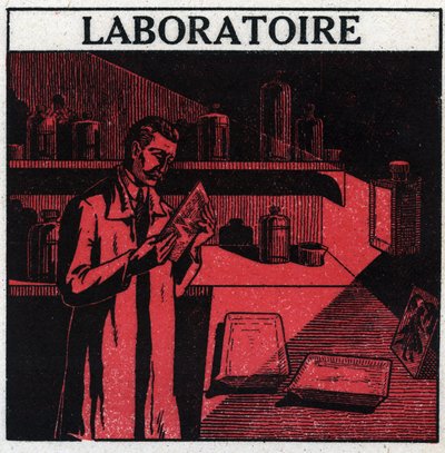 Fotografie: ein Fotograf in seinem Labor zur Entwicklung von Fotos. Anonyme Illustration von 1925. Private Sammlung. von Anonymous Anonymous