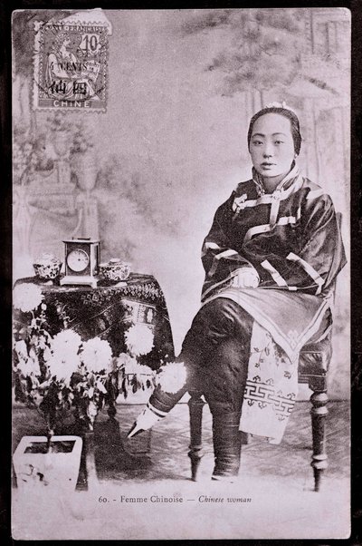 Porträt einer chinesischen Frau in traditioneller Kleidung mit gebundenen Füßen - Fotografie aus dem frühen 20. Jahrhundert - Privatbesitz von Anonymous Anonymous