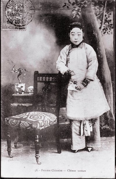 Porträt einer jungen Chinesin in traditioneller Tracht. Sie hat gebundene Füße - Fotografie aus dem frühen 20. Jahrhundert - Private Sammlung von Anonymous Anonymous