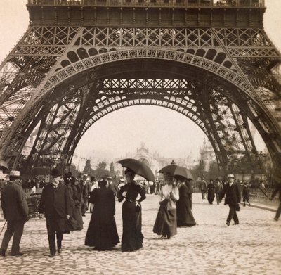 Weltausstellung von 1900 - Exposition Universelle de 1900 in Paris: Blick unter den Eiffelturm - private Sammlung von Anonymous Anonymous