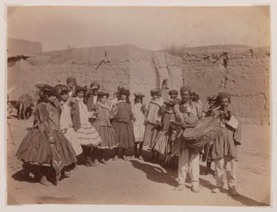 Gruppe von Frauen, die in Stammeskostümen tanzen von Antoin Sevruguin