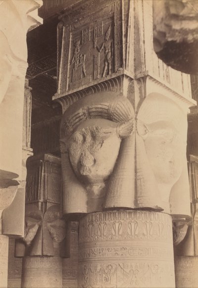 Dendera, Innenraum des Tempels, Hathor-Kapitelle von Antonio Beato