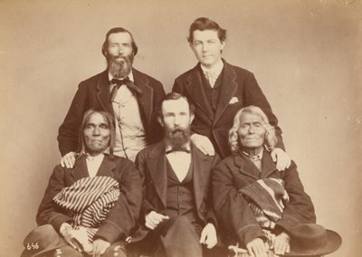 Alexander Gardner, William Henry Jackson und Antonio Zeno Shindler mit Pueblo-Delegierten Alejandro Padilla, Gouverneur von Isleta, und Ambrosio Abeita, Ex-Gouverneur von Isleta von Antonion Zeno Shindler