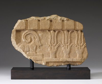 Fragment eines Frieses mit einem Steinbock und Oryxen, 5.-4. Jahrhundert v. Chr. (Kalkstein) von Arabian South