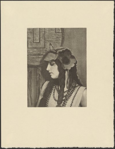 Frau in böhmischem Outfit mit großer Blume im Haar von Arthur F. Kales