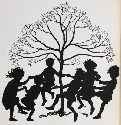 Silhouette von Kindern, die um einen Baum tanzen von Arthur Rackham