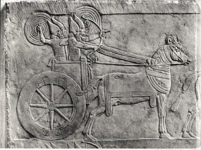 Fragment eines Reliefs, das die assyrische Armee in der Schlacht darstellt, aus dem Palast von Ashurbanipal in Ninive, ca. 645 v. Chr. von Assyrian