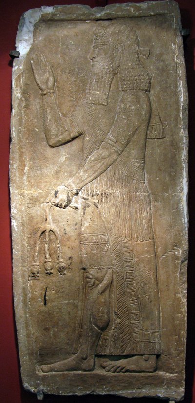 Priester hält einen Granatapfelzweig - Detail eines Kalksteinreliefs aus der Festung von Sargon II in Dur Sharrukin (heutiges Khorsabad, Irak), assyrische Kunst, 8. Jahrhundert v. Chr. von Assyrian