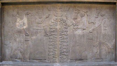 Relief mit zwei Figuren von Ashurnasirpal, geflügelten mythologischen Wesen und dem Gott Ashur, vor dem Baum des Lebens, 885-860 v. Chr. von Assyrian
