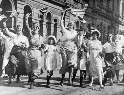 Eine Gruppe von Frauen und Kindern, die in einer Straße in Sydney den Waffenstillstand feiern, 11. November 1918 von Australian Photographer