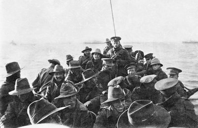 Blick nach achtern auf ein Rettungsboot mit unbekannten Männern der australischen 1. Divisional Signal Company, die um 6 Uhr morgens am Tag der Landung nach Anzac Cove geschleppt werden, 25. April 1915 (Schwarz-Weiß-Foto) von Australian Photographer