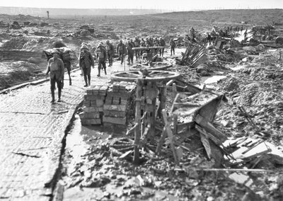 Australische Truppen passieren den Weg, der zur Idiot Corner führt, am Westhoek Ridge im Ypres-Sektor, 28. Oktober 1917 von Australian Photographer