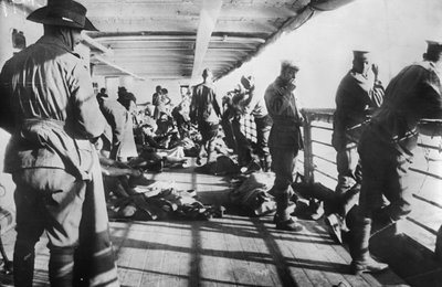Männer des 3. Bataillons entspannen sich auf dem Deck des Transportschiffs SS Derfflinger kurz vor dem Weckruf am Morgen vor der Landung am Anzac Cove, 24. April 1915 von Australian Photographer