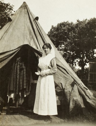 Schwester Ada Smith von der 2nd Australian Casualty Clearing Station in der Nähe von Steenwerck, Trois Arbres, Frankreich, 1916 von Australian Photographer