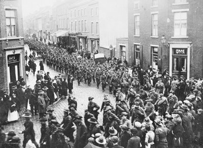 Das letzte Kontingent der 1. Division Artillerie, AIF, verlässt die Stadt, um in Charleroi den Zug nach Hause zu besteigen, Chatelineau, Belgien, 26. November 1919 von Australian Photographer