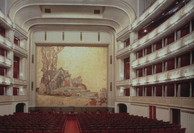 Auditorium der Wiener Staatsoper zeigt eine Szene aus Orpheus, zerstört 1945, wieder aufgebaut und 1955 wiedereröffnet von Austrian Photographer