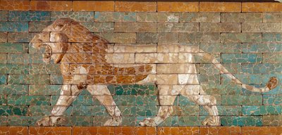 Der Prozessionsweg von Babylon, errichtet unter der Herrschaft von Nebukadnezar II (605-562 v. Chr.): Detail des Ischtar-Tores mit Darstellung eines Mosaiklöwen aus Ziegeln. Babylon, Irak. Paris, Louvre Museum von Babylonian