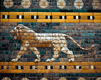Ansicht des Prozessionsweges von Babylon in emaillierten Fliesen: Löwe im Gehen, heiliges Tier der Ishtar, babylonische Göttin des Krieges und der Liebe. Aus Babylon (Irak) zur Zeit von König Nebukadnezar II. 580 v. Chr. Pergamonmuseum, Berlin von Babylonian
