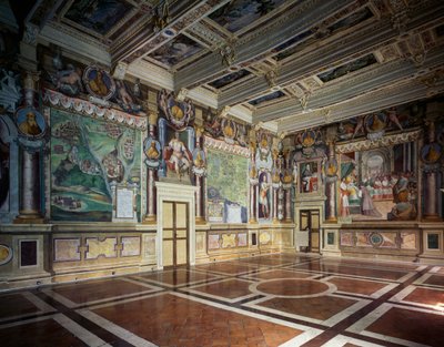 Königlicher oder Herkules-Saal mit Fresken von Baldassare Croce, die mythologische und historische Szenen der Stadt Viterbo darstellen, Holzdecke mit den Besitztümern der Stadt, Rathaus (ehemals Palazzo dei Priori), Viterbo, Latium, Italien von Baldassare Croce
