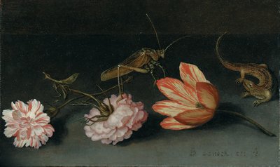 Nelken, eine Papageientulpe, ein Grashüpfer und eine Eidechse auf einem Sims von Balthasar van der Ast