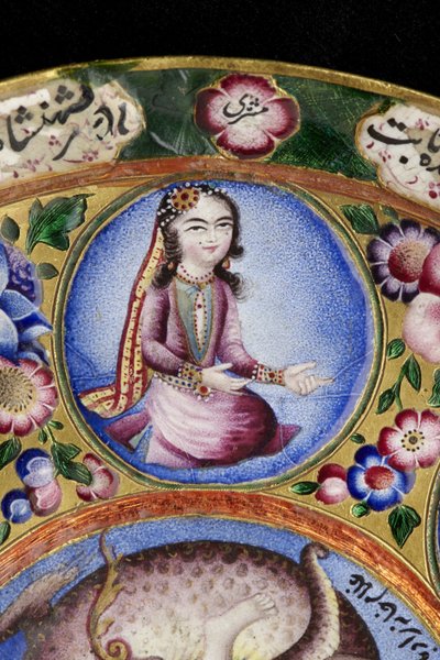 Gedeckelte Schale, Untertasse und Löffel mit astrologischer Dekoration, frühes 19. Jahrhundert von Baqir Baqir