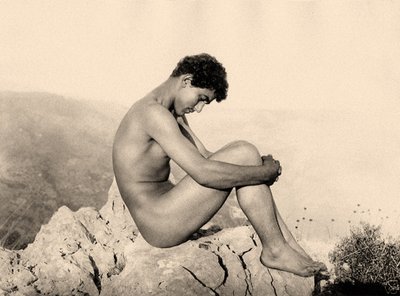 Studie eines männlichen Aktes auf einem Felsen, Taormina, Sizilien, um 1900 von Baron Wilhelm von Gloeden