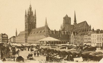 Der Große Platz am Markttag, Ypern, Belgien von Belgian Photographer