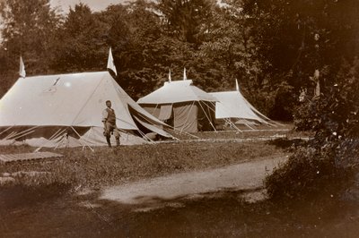 Album des Ersten Weltkriegs in Friaul-Julisch Venetien: Annahme, Chirurgie und Verband vor der Villa Brazzà, Heimat von 17 des Kriegskrankenhauses in Soleschiano Manzano, Foto vom Kirchturm aufgenommen, 05/1916 von Bietti Bietti
