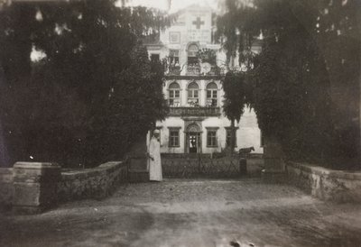 Album des Ersten Weltkriegs in Friaul-Julisch Venetien: Villa Brazzà, Heimat des 17. Kriegslazaretts in Soleschiano Manzano, Foto vom Kirchturm, 05/1916 von Bourbon Del Monte