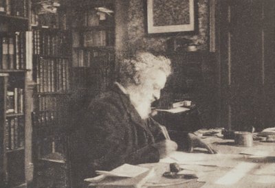 Büchersammler William Morris in seiner Bibliothek im Kelmscott House, Hammersmith von British Photographer