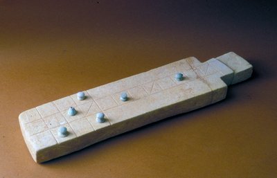 Spielbrett mit Spielsteinen, aus Tell Beit Mirsim, Jordanien, ca. 2000-1700 v. Chr. von Bronze Age