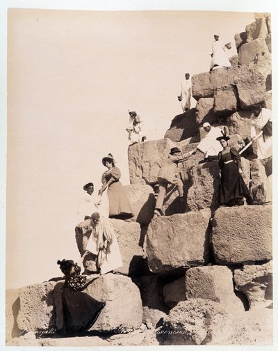 Besteigung einer Pyramide durch Touristen - Fotografie der Zangali-Brüder, Ende des 19. Jahrhunderts von Brothers Zangaki