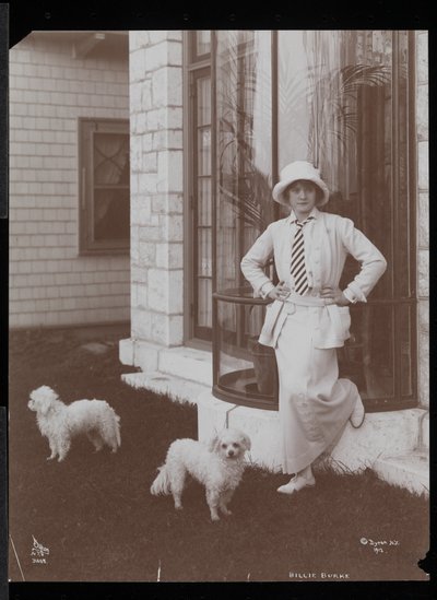 Billie Burke und zwei Hunde in Burkeleigh Crest, ihrem Haus in Hastingson, New York, 1912 von Byron Company