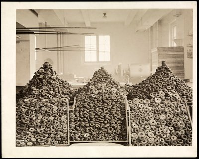 Kisten mit Donuts für die Heilsarmee im Hotel Commodore, 1919 von Byron Company