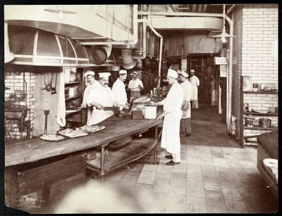 Köche arbeiten in der Küche des Waldorf Astoria Hotels an der 34th Street und 5th Avenue, New York, 1903 oder 1904 von Byron Company