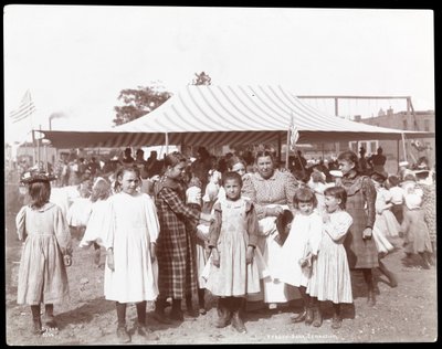 Gruppe von Mädchen und einer Frau im Hudson Bank Gymnasium und Spielplatz, 53rd Street und 11th Avenue, New York von Byron Company